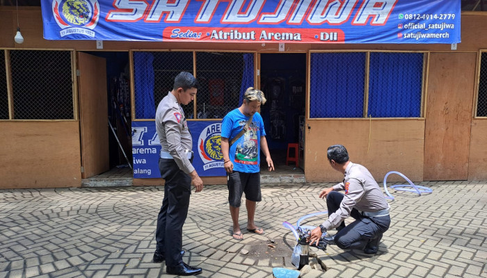 Respon Keluhan Soal Genangan Air, Polres Malang Salurkan Bantuan Pompa Ke Pedagang Stadion Kanjuruhan