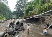 Antisipasi Krisis Air Bersih Polisi Bersama Forkopimka Dan Warga Perbaiki Pipa Pasca Banjir Di Lumbang Probolinggo   