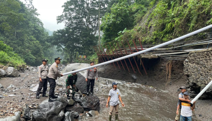 Antisipasi Krisis Air Bersih Polisi Bersama Forkopimka Dan Warga Perbaiki Pipa Pasca Banjir Di Lumbang Probolinggo   