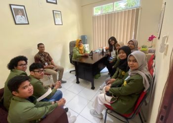 Koordinasi Mahasiswa KKN-T BINA DESA UPNVJT Bersama Kepala Kelurahan Rungkut Tengah