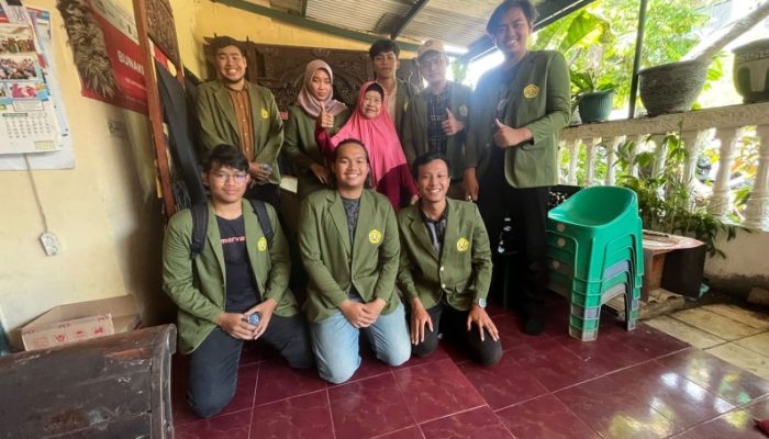 Mahasiswa Kelompok Bina Desa Upnvjt Prodi Manajemen Mengikuti Kegiatan Belajar Membatik Di Umkm Batik Bunakem