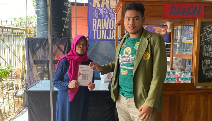 Pembuatan Qris Umkm Rawonsae Di Kelurahan Kedung Baruk Oleh Mahasiswa Program Bina Desa Upn Veteran Jawa Timur