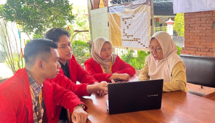 Mahasiswa Untag Surabaya Melakukan Pendampingan Pengelolaan Media Sosial Di Gondang Mojokerto 