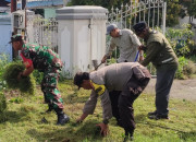 Polsek Dan Koramil Tanggulangin, Kompak Bersihkan Rerumputan Di Depan Pemdes Ngaban