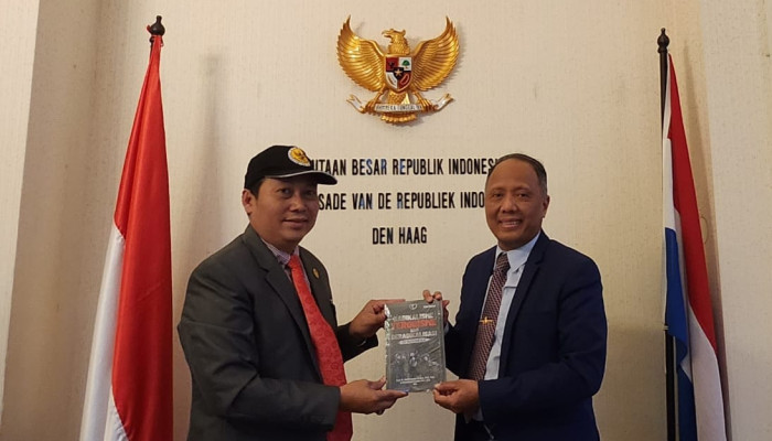 Buku Karya Irjen Dedi Prasetyo Diserahkan Ke Para Dubes, Ini Tujuannya 