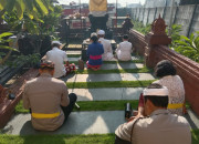 Pura Kertha Bumi Bhayangkara Gelar Ibadah Suci Tilem