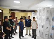 Wabup Sidoarjo Dampingi Plh. Gubernur Jatim Tinjau Logistik Pemilu