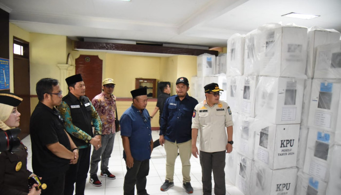 Wabup Sidoarjo Dampingi Plh. Gubernur Jatim Tinjau Logistik Pemilu