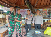 Kapolsek Tanggulangin Peduli Kesehatan Anggotanya Dan Berbagi Vitamin Ke Personil Tni