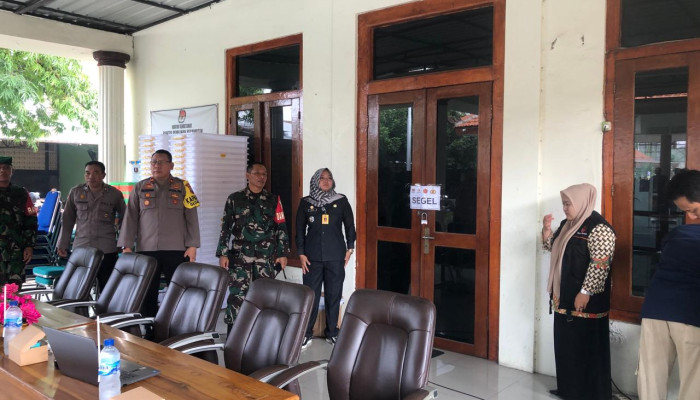 Forkopimca Dan Ketua Kpps Gedangan Membuka Pintu Segel Kotak Suara