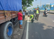 Asyik Betulin Ban Cadangan, Tewas Di Tabrak Truck Trailer