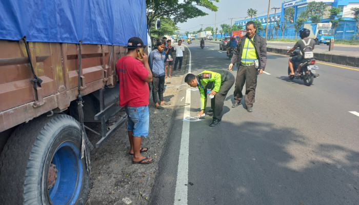 Asyik Betulin Ban Cadangan, Tewas Di Tabrak Truck Trailer