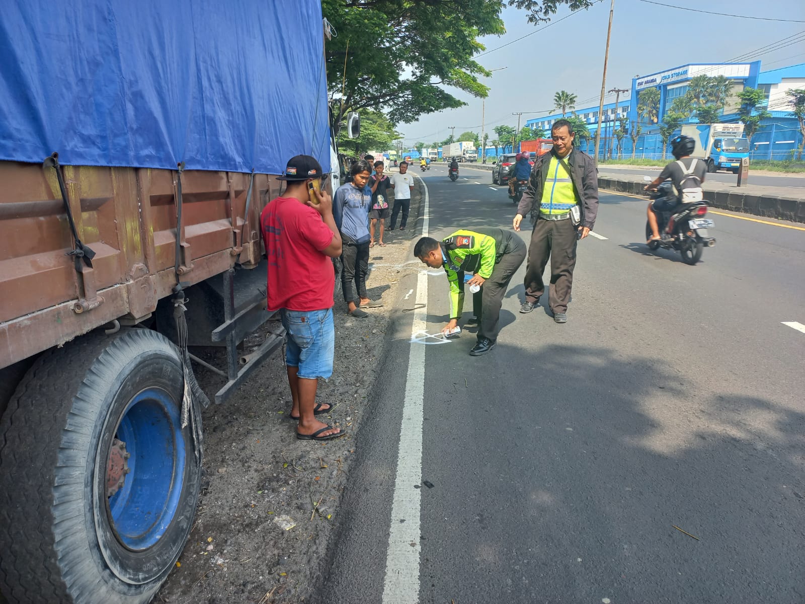 Asyik Betulin Ban Cadangan, Tewas di Tabrak Truck Trailer