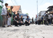 Banjir Di Kecamatan Porong Surut, Bupati Gus Muhdlor Segera Perbaiki Jalan Desa Yang Rusak