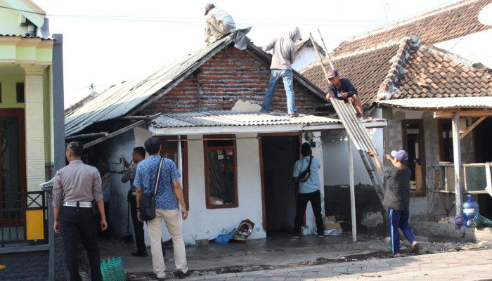 Polisi Peduli, Polres Probolinggo Kota Gelar Kegiatan Bedah Rumah 