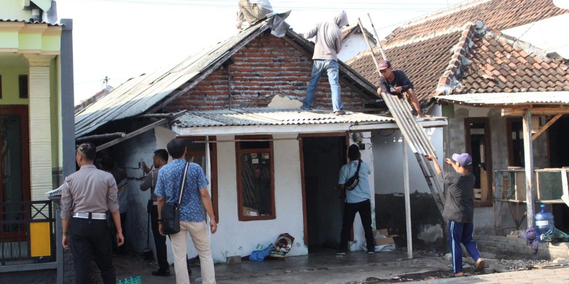 Polisi Peduli, Polres Probolinggo Kota Gelar Kegiatan Bedah Rumah 