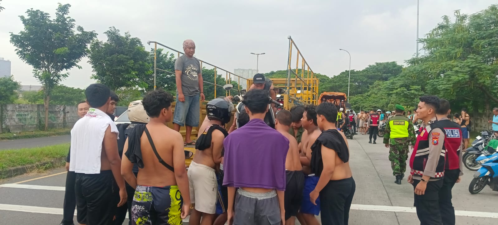 Personel Gabungan Tertibkan Balap Liar di Lingkar Mas Waru 