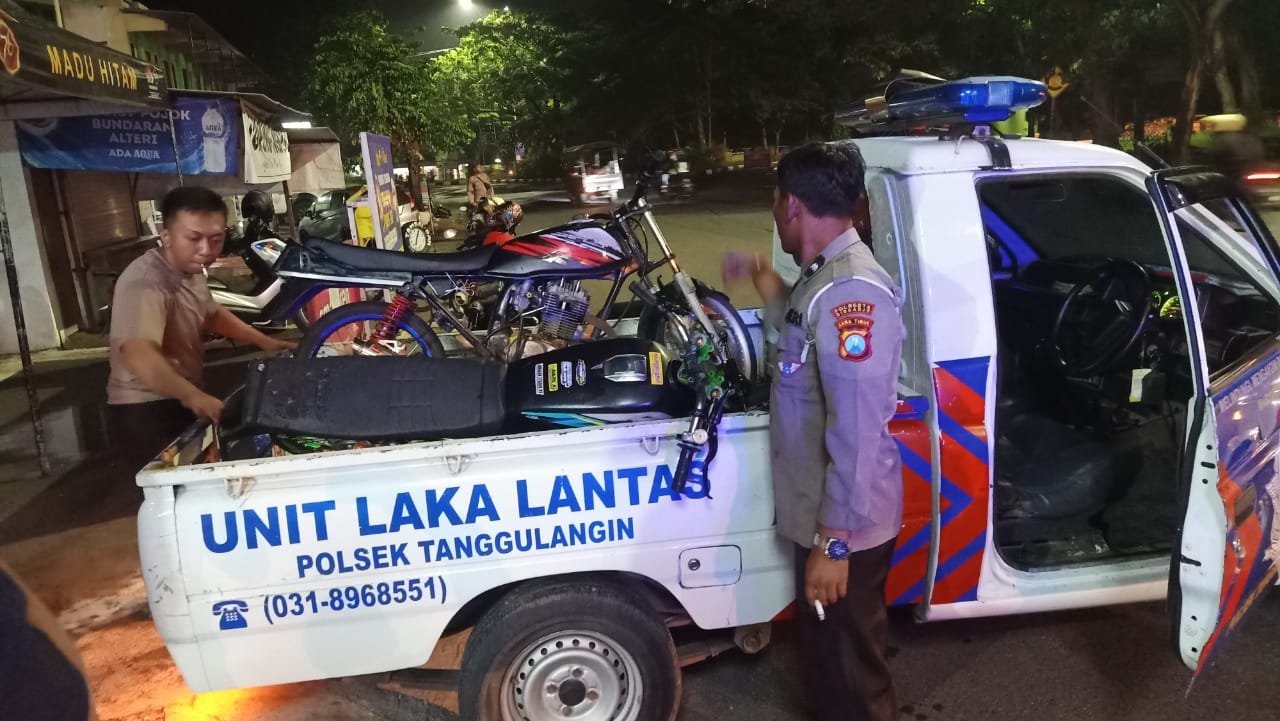Kuda Liar Diobrak, Putar Balik Nabrak Pemotor Lain