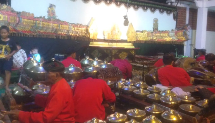 Petik Laut Dan Ruwat Desa Dusun Gisik Kidul  Menggelar Wayang Kulit