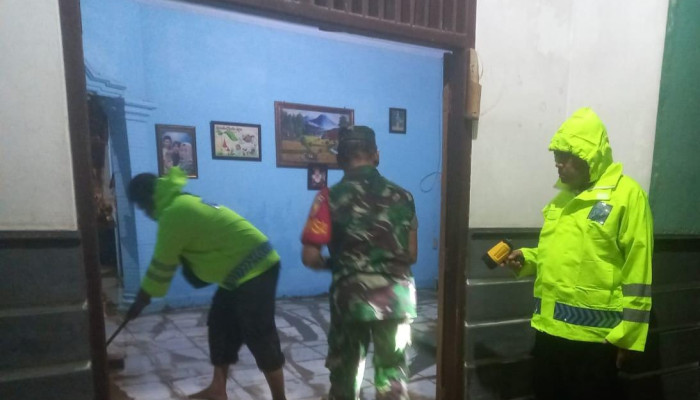 Kompak Polres Ngawi Bersama Tni Bantu Bersihkan Rumah Warga Terdampak Luapan Sungai Sawur  