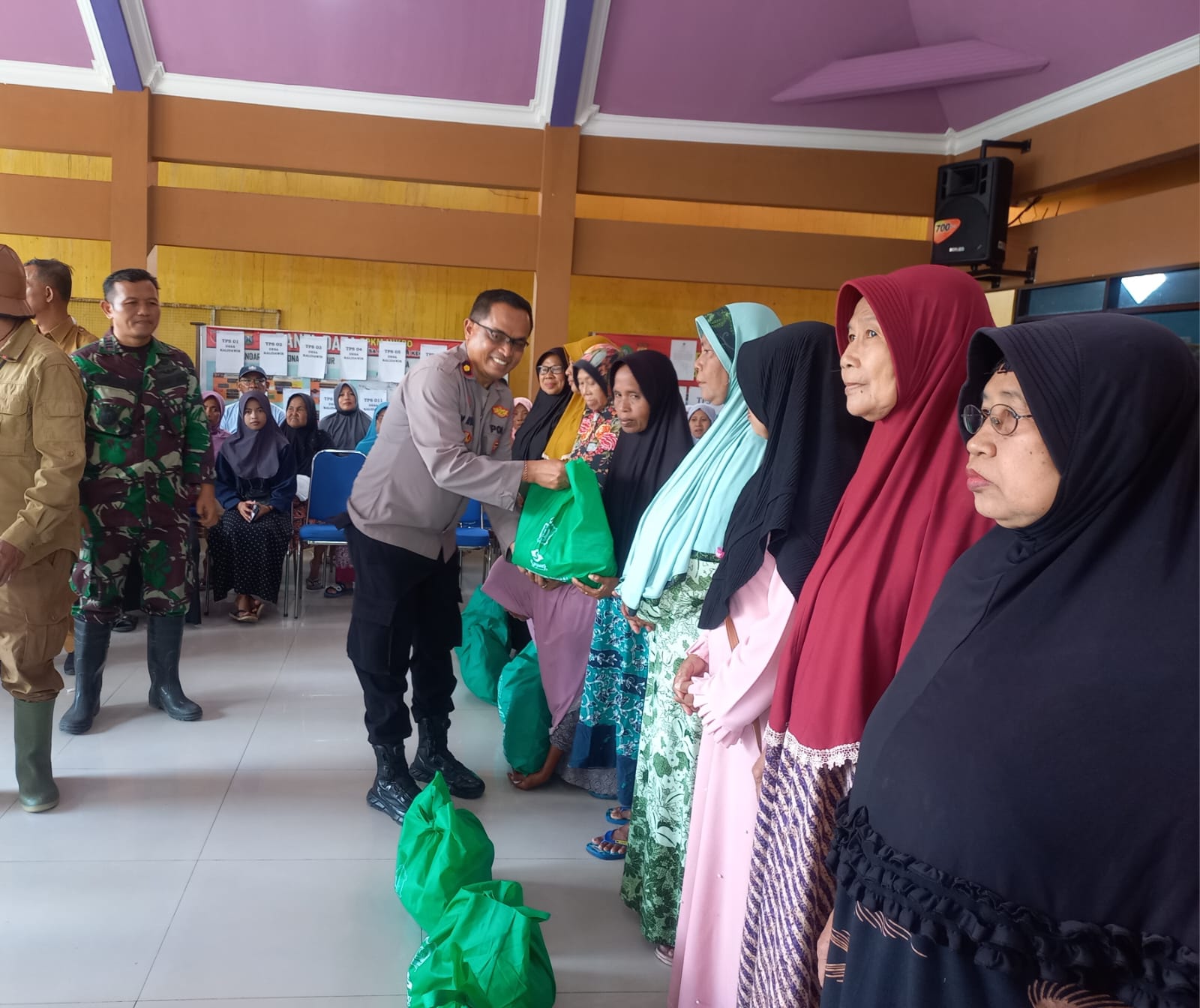 Tiga Pilar Tanggulangin Salurkan Sembako di Lima Desa Terdampak Banjir