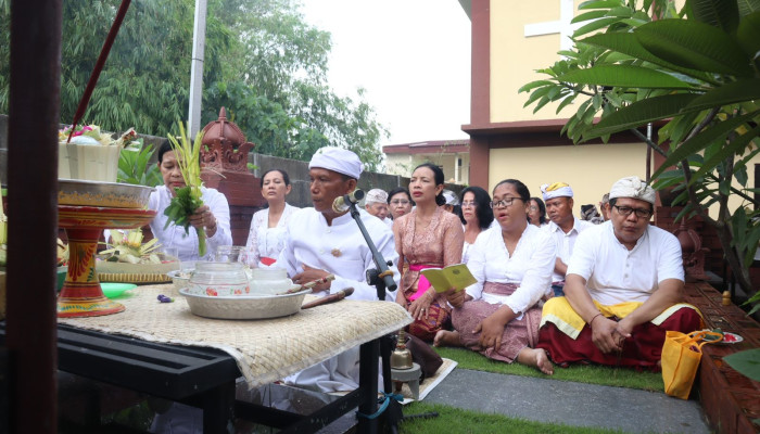 Ibadah Hari Raya Galungan Di Pura Kertha Bumi Bhayangkara