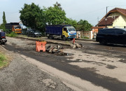 Aspal Jembatan Jalan Raya Gedangpulut Desa Gedangrowo Rusak Parah 