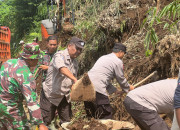 Polres Malang Bersama Tni Dan Warga Evakuasi Material Tanah Longsor Di Wagir