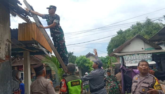 Gotong Royong Evakuasi Wilayah Kabupaten Sidoarjo Terdampak Angin Kencang