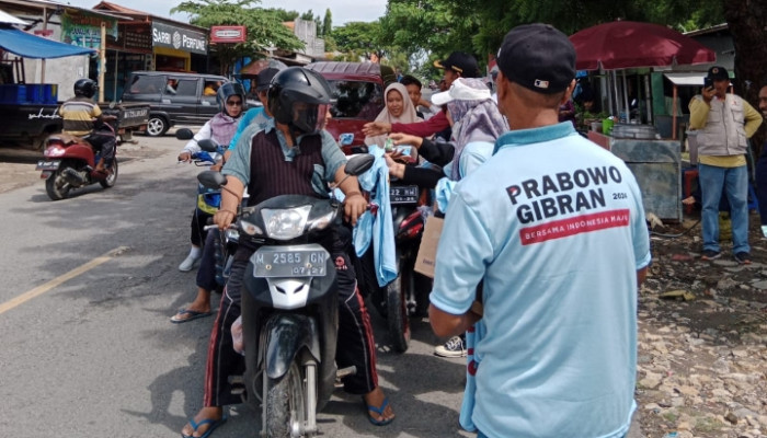 Tim Pilar 08 Lakukan Sosialisasi Pada Masyarakat Kamal, Bagikan Kaos, Susu Uht Dan Alat Tulis