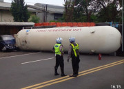 Tak Kuasa Kendalikan Kemudi, Truck Tangki Terguling Mengenai Dua Kendaraan
