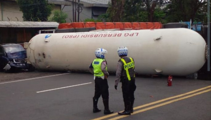 Tak Kuasa Kendalikan Kemudi, Truck Tangki Terguling Mengenai Dua Kendaraan