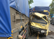 Hendak Mendahului, Truck Engkel Tabrakan Dengan Truck Hino 