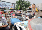 Merakyat, Kapolrestabes Surabaya Ajak Sarapan Bareng Dan Berbagi Sembako Untuk Abang Becak