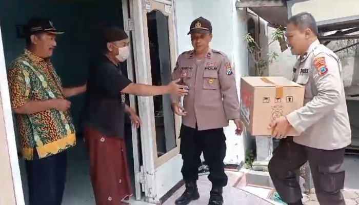 Polsek Krembung Peduli Duafa, Salurkan Bantuan Paket Sembako
