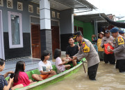 Polisi Distribusikan Ribuan Nasi Bungkus Untuk Warga Di Bojonegoro Saat Banjir Belum Surut