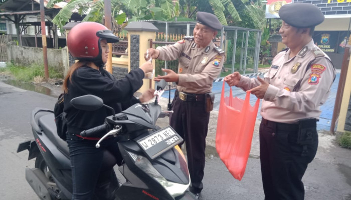 Polsek Tanggulangin Berbagi Takjil Di Bulan Suci Ramadhan
