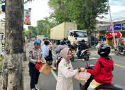 Polres Malang Berbagi Ratusan Kantong Takjil Kepada Pengguna Jalan