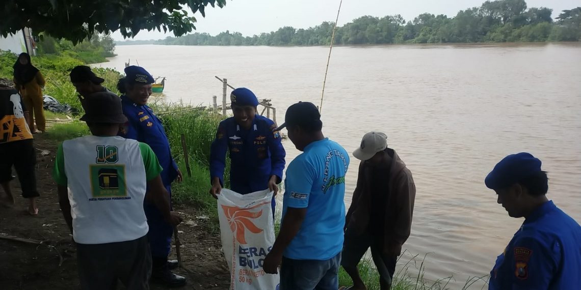 Polisi Sidoarjo bersama Warga Pesisir Bersihkan Sampah 