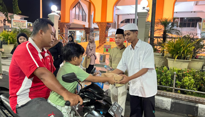 Sahur On The Road, Sma Al Muslim Berbagi Makanan Sahur Di Bulan Ramadan
