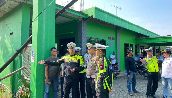 Satlantas Polres Malang Lakukan Olah Tkp Pasca Kecelakaan Karambol Di Singosari