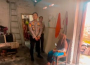 Polsek Wonoayu Bantu Renovasi Rumah Seorang Nenek Yang Tidak Layak Huni