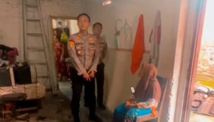 Polsek Wonoayu Bantu Renovasi Rumah Seorang Nenek Yang Tidak Layak Huni