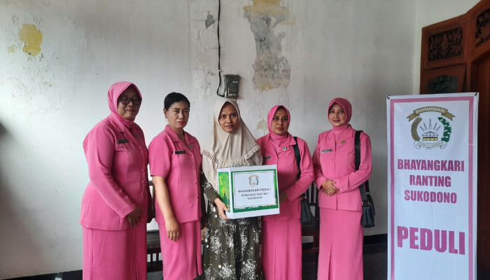 Bhayangkari Polsek Sukodono Beri Santunan Ke Istri Warakawuri Polri Yang Telah Tiada 