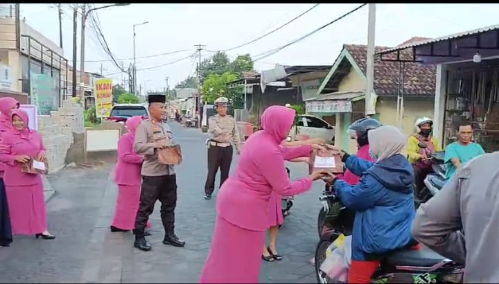Berbagi Takjil ke Masyarakat, Kapolsek dan Ketua Ranting Bhayangkari Turun ke Jalan