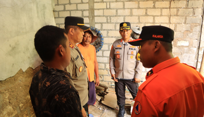 Kapolres Tuban Dan Bpbd Cek Lokasi Gempa Serta Salurkan Paket Sembako