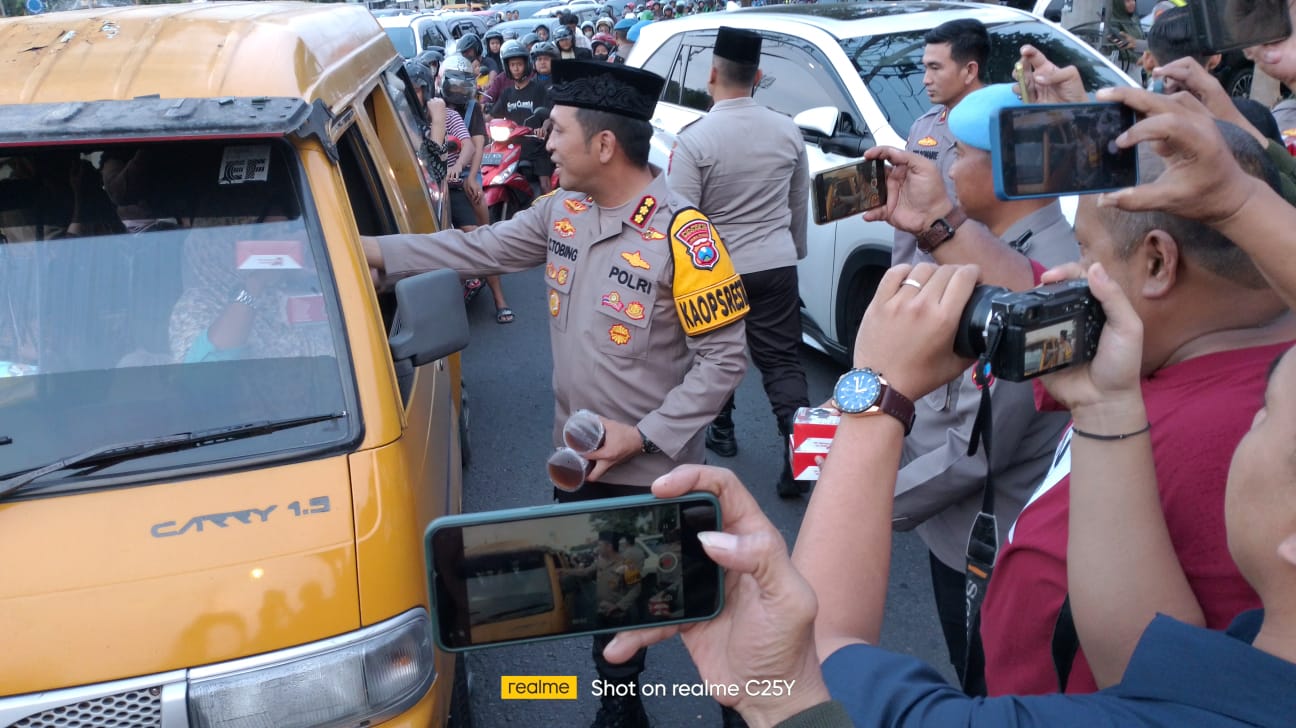 Polresta Sidoarjo Berbagi Takjil di Bulan Suci Ramadhan