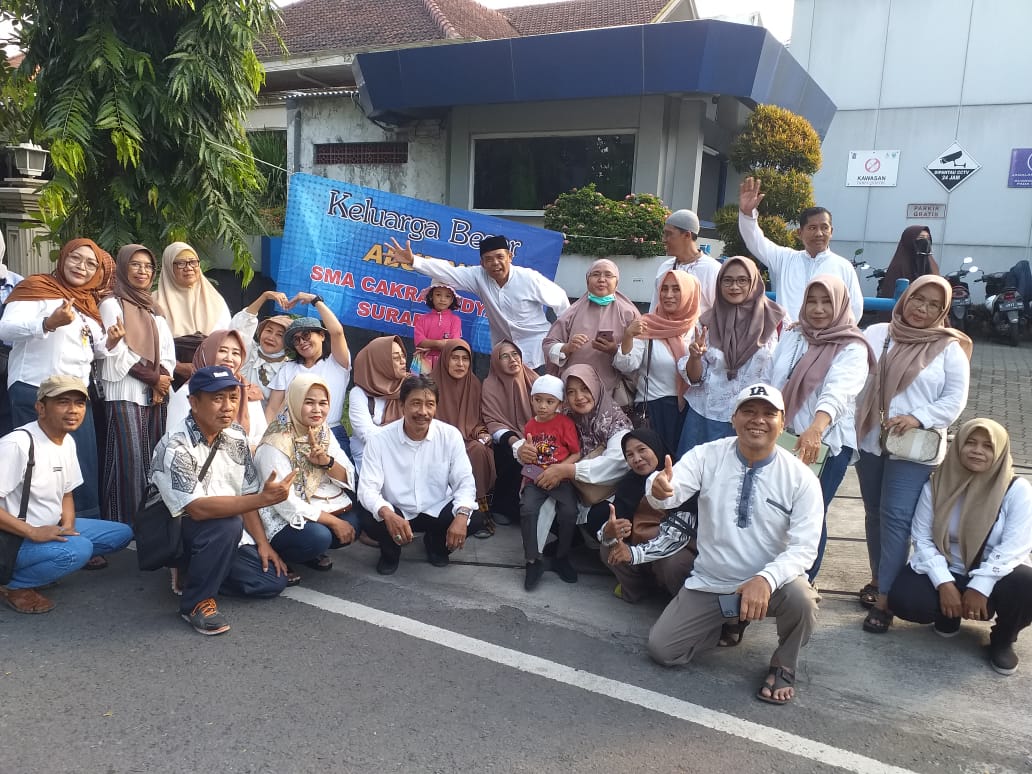 Alumni SMA Cakra Widya 1 Surabaya berbagi 800 Paket Takjil di Bulan Suci Ramadhan