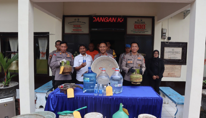 Nekat Jadi Produsen Miras Ilegal, Kakek 61 Tahun Diciduk Polisi Di Malang