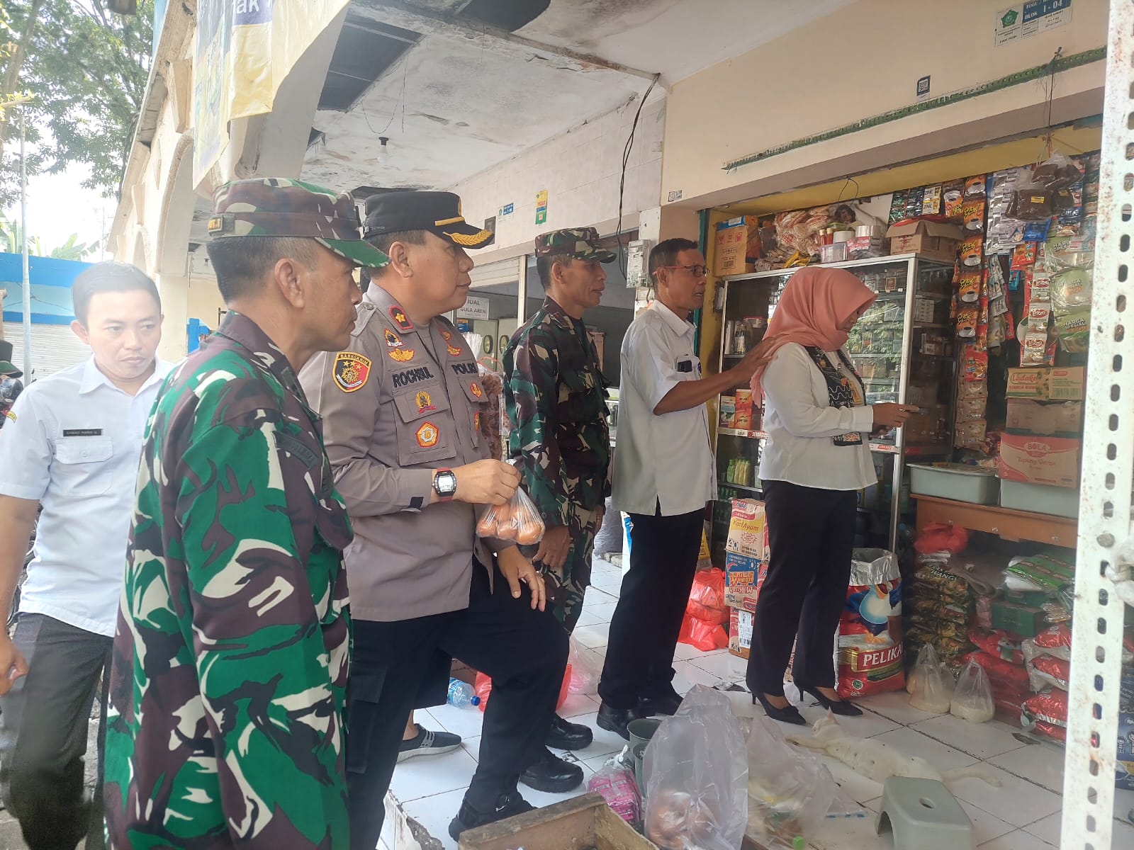 Sidak Pasar Tradisional Gedangan, Forkopimca Pastikan Harga Stabil dan Bahan Pokok Kadaluarsa Jangan di Jual